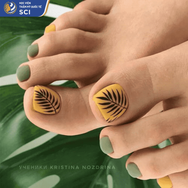 Mẫu móng chân 11: Họa tiết lá đơn giản trên nền xanh - vàng gợi cảm giác về rừng nhiệt đới - hoidapnails.com