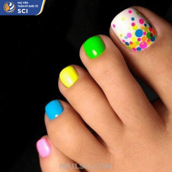 Mẫu móng chân 25: Để nổi bật hơn thì hãy dùng màu neon để sơn móng nhé - hoidapnails.com