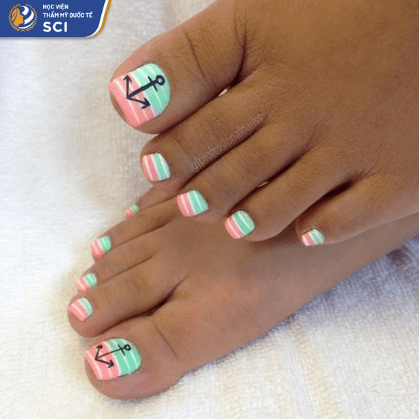 Mẫu móng chân 31: Thêm một mẫu nail chân mỏ nail nhưng nền hồng - xanh bạc hà sẽ phù hợp với những cô nàng da ngăm hơn - hoidapnails.com