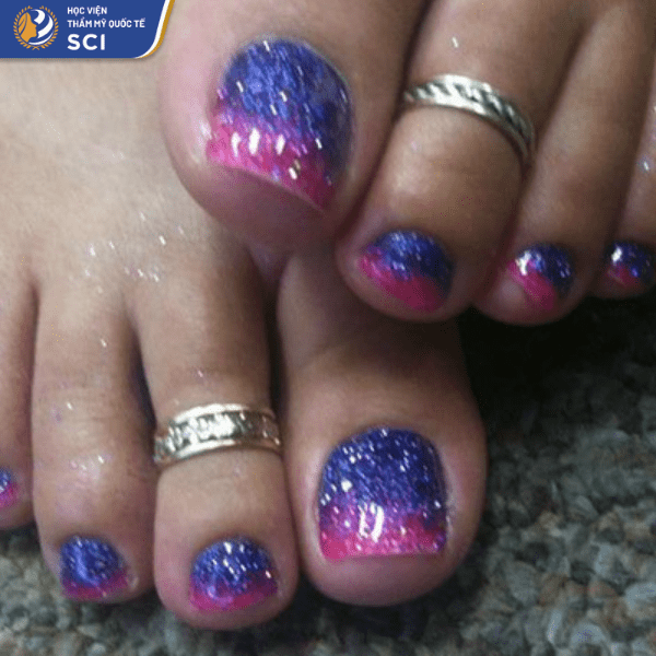 Mẫu móng chân 34: Mẫu nail chân màu galaxy kết hợp với ánh nhũ xinh đẹp như dải ngân hà - hoidapnails.com