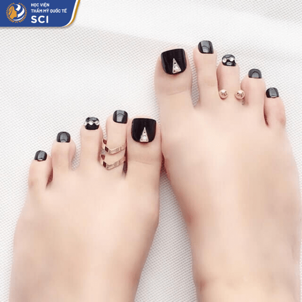 Mẫu móng chân 39: Mẫu nail sơn đen đính đá đơn giản phù hợp với mọi phong cách - hoidapnails.com