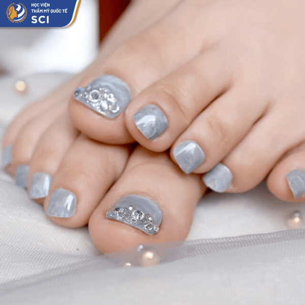 Mẫu móng chân 40: Kiểu nail vân đá trang nhã. Bạn có thể đính thêm đá để tạo điểm nhấn lấp lánh cho đôi chân. - hoidapnails.com