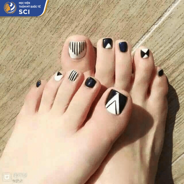 Mẫu móng chân 43: Nail cut-out nổi bật với hai màu đen - trắng đối lập - hoidapnails.com