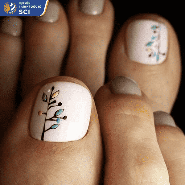 Mẫu móng chân 7: Mẫu nail chân với họa tiết nhánh cây đơn giản. Màu sắc vô cùng trang nhã - hoidapnails.com