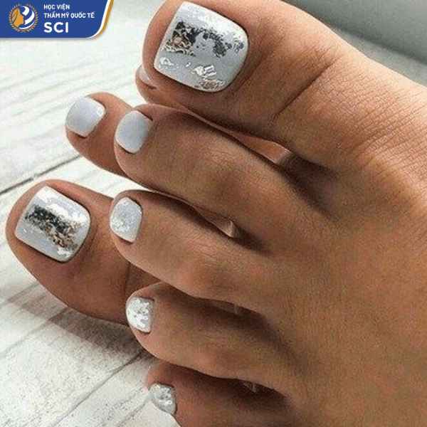Mẫu móng chân 100: Nail trắng với giấy foil bạc dành cho những cô nàng yêu thích phong cách thời trang tối giản - hoidapnails.com