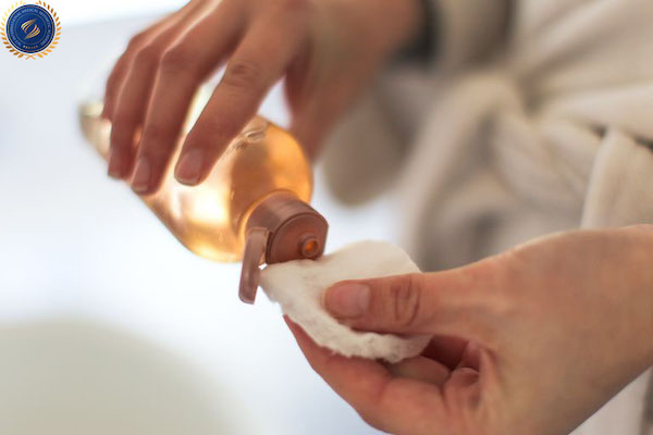 Có thể sử dụng bông cotton hoặc tay không để thoa nước cân bằng trong các bước chăm sóc da mặt - hoidapnails.com