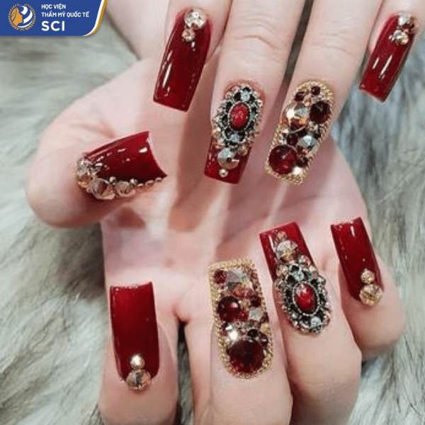 Mẫu nail khảm đá quý cầu kỳ gợi về Dubai - đất nước của xa xỉ phẩm - hoidapnails.com