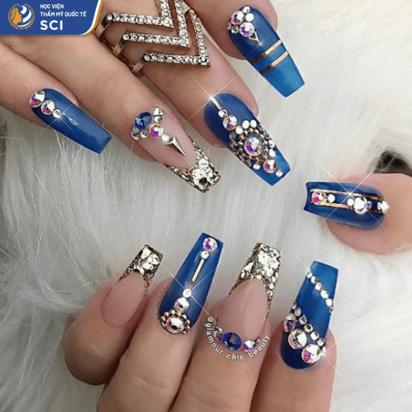 Mẫu nail đính đá kết hợp với charm khiến tổng thể trông vô cùng sang trọng - hoidapnails.com