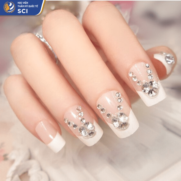 Đá trắng điểm xuyết trên bộ nail French với đầu móng trắng đặc trưng - hoidapnails.com