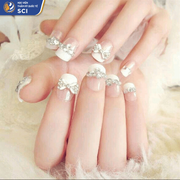 Nếu muốn bộ nail đáng yêu hơn thì có thể lựa chọn những loại charm đính đá hình nơ - hoidapnails.com