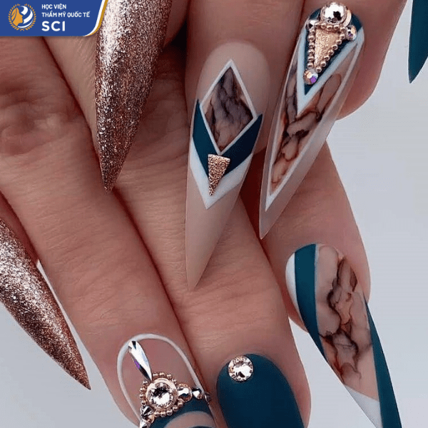 Với mẫu họa tiết, việc khéo léo điểm xuyết những viên đá sẽ giúp bộ nail ấn tượng hơn đấy - hoidapnails.com