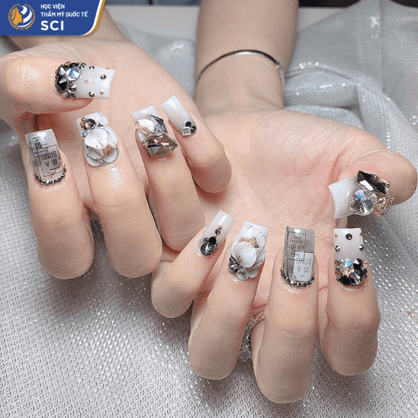 Nail đính đá sử dụng ba màu trắng - xám - đen làm chủ đạo cực kỳ thời trang - hoidapnails.com