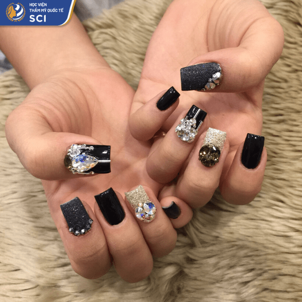 Dù bạn ở độ tuổi nào thì mẫu nail đính đá màu đen vẫn hoàn toàn phù hợp - hoidapnails.com