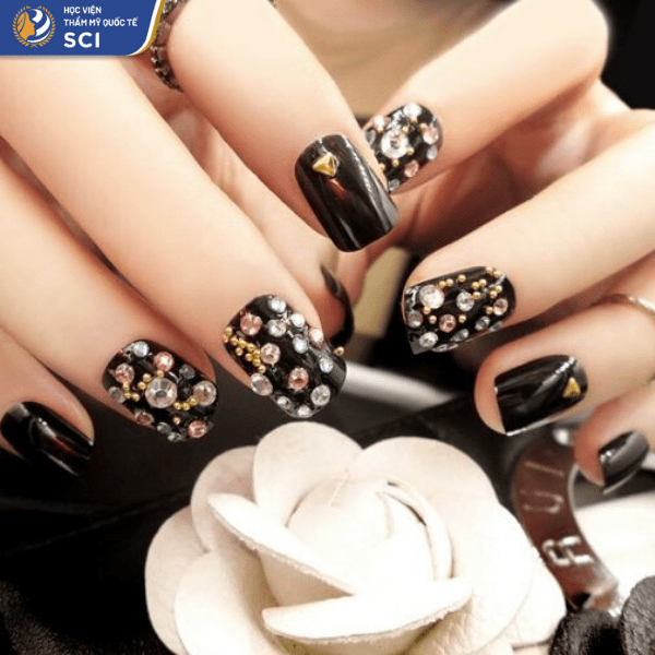 Những viên đá vàng càng làm tăng thêm vẻ lấp lánh cho bộ nail - hoidapnails.com