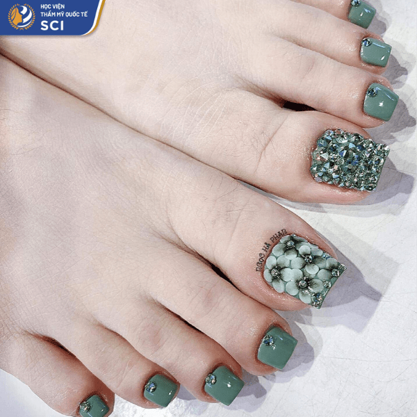 Mẫu nail chân đính đá màu xanh lá khá kén da nhưng đem lại thành phẩm vô cùng đẹp mắt - hoidapnails.com
