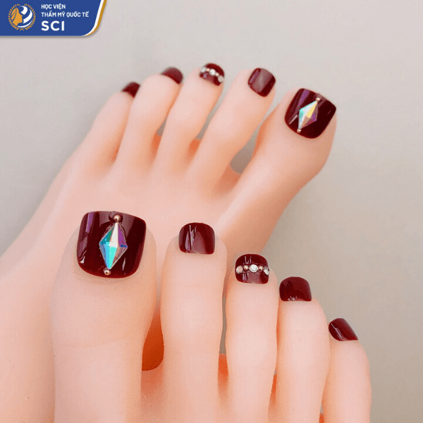 Mẫu nail màu đỏ rượu đính đá đơn giản nhưng đủ để những ngón chân của bạn trở nên xinh đẹp hơn nhiều - hoidapnails.com