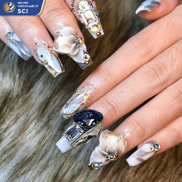 Mẫu nail cầu kỳ từ lớp sơn nền, đến cách phối hợp những viên đá khác nhau và hoa bột tạo nên một tác phẩm nghệ thuật cực kỳ đẹp mắtz - hoidapnails.com