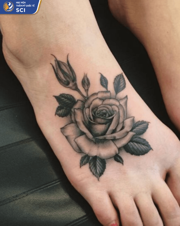 Vẫn là một bông hồng ở mu bàn chân nhưng khi lên màu đen lại mang một sắc thái hoàn toàn khác - hoidapnails.com