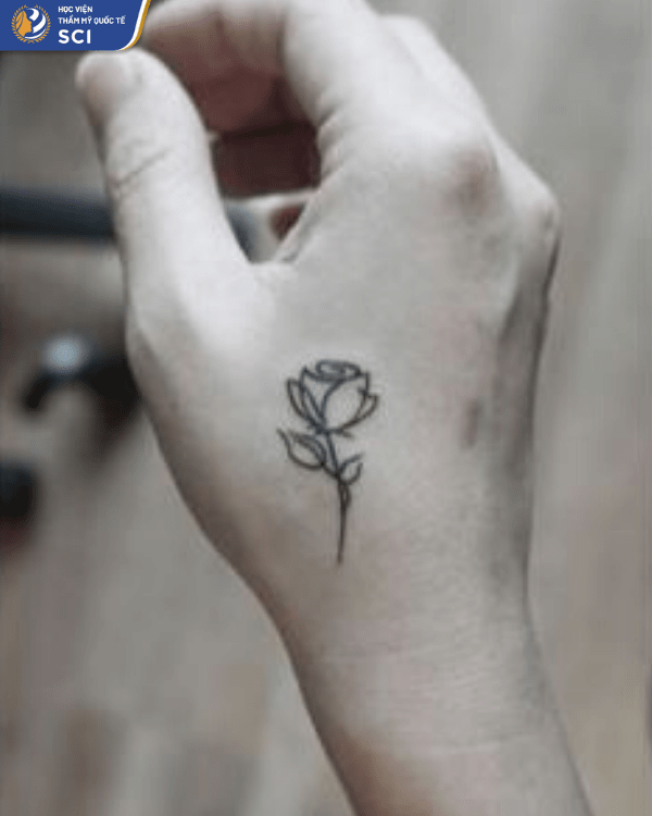 Với vị trí xăm này thì mỗi lần cầm nắm gì đó đều có thể ngắm nhìn bông hồng xinh đẹp trên tay rồi - hoidapnails.com