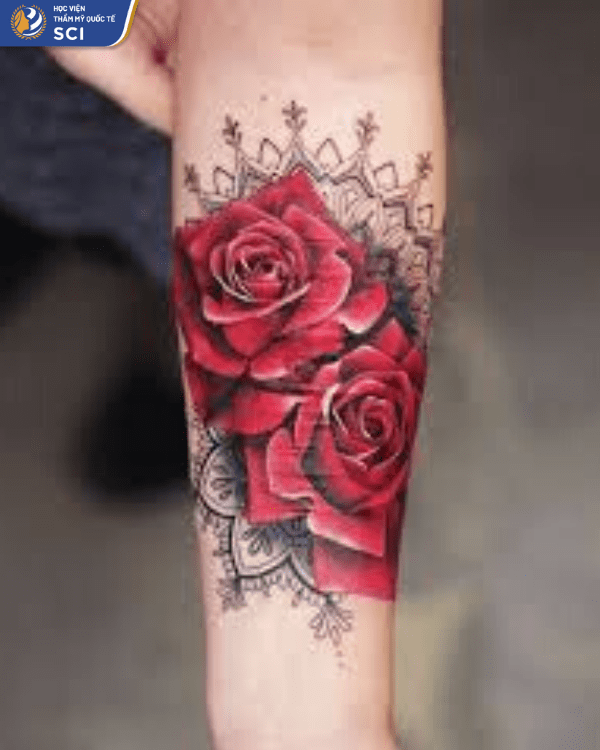 Hai bông hồng đỏ rực trên cánh tay vô cùng nổi bật và ấn tượng - hoidapnails.com