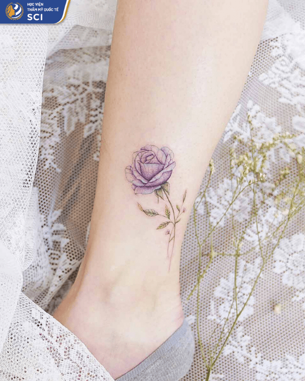 Hoa hồng tím thủy chung và tiểu thư tôn lên nước da trắng và cổ chân nhỏ nhắn - hoidapnails.com