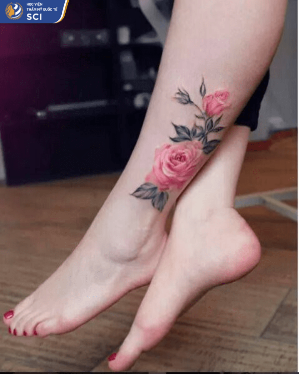 Khóm hoa hồng nhỏ giúp che đi khuyết điểm của đôi chân - hoidapnails.com
