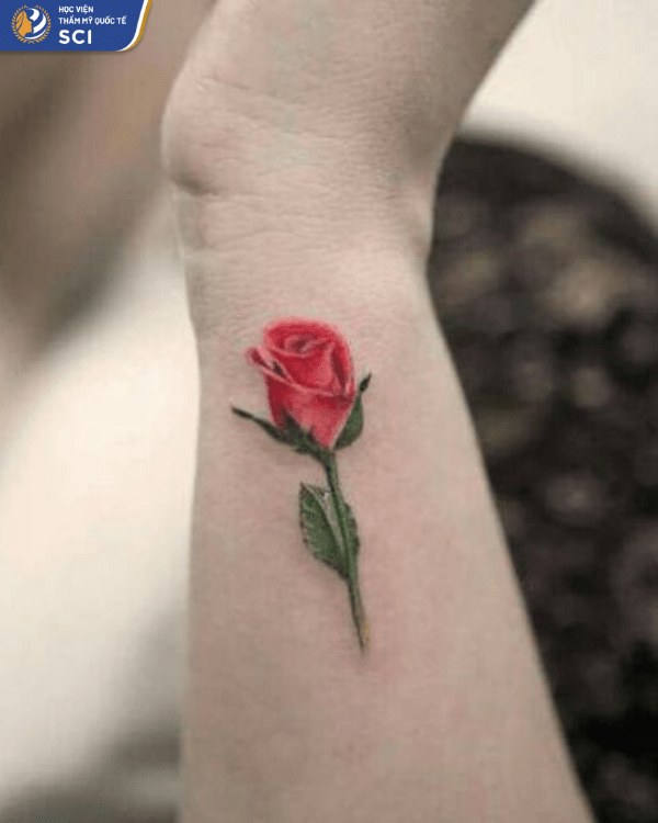 Một bông hồng đỏ trên cổ tay giúp mọi cử chỉ của bạn đều trở nên thu hút ánh nhìn hơn - hoidapnails.com