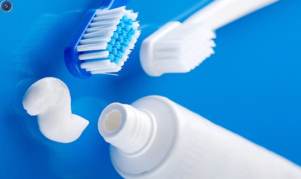 Sử dụng kem đánh răng nguyên chất để trị mụn - hoidapnails.com