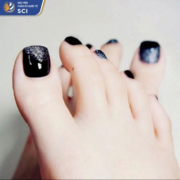 sơn móng chân màu đen - hoidapnails.com