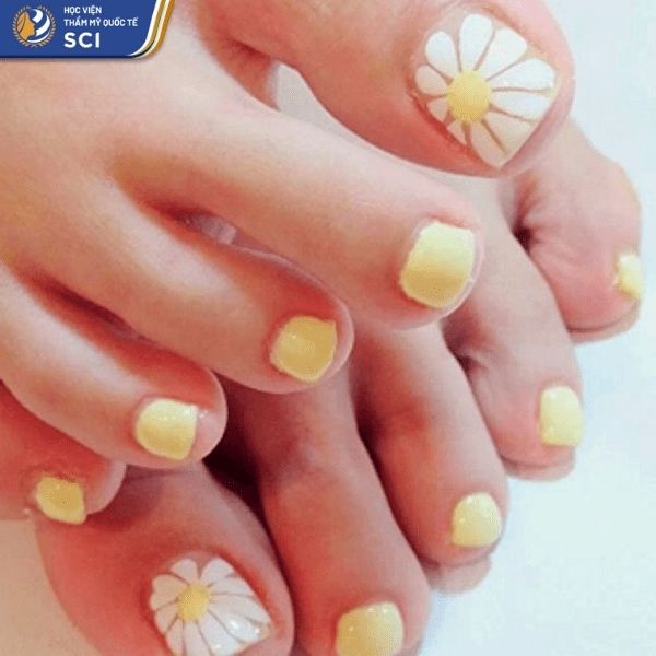 nail chân màu vàng - hoidapnails.com