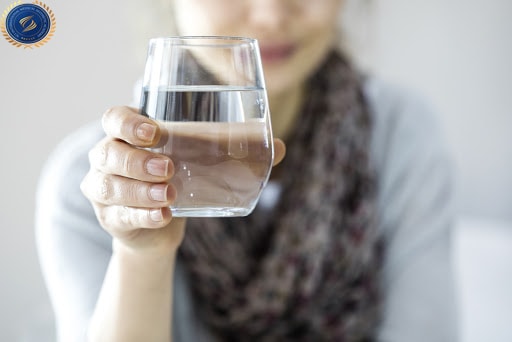 Uống đủ nước giúp làn da luôn khỏe mạnh suốt mùa đông - hoidapnails.com