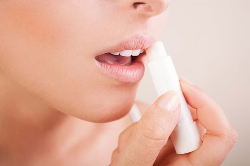 Sử dụng son dưỡng để đôi môi không nứt nẻ vào ngày mùa đông - hoidapnails.com