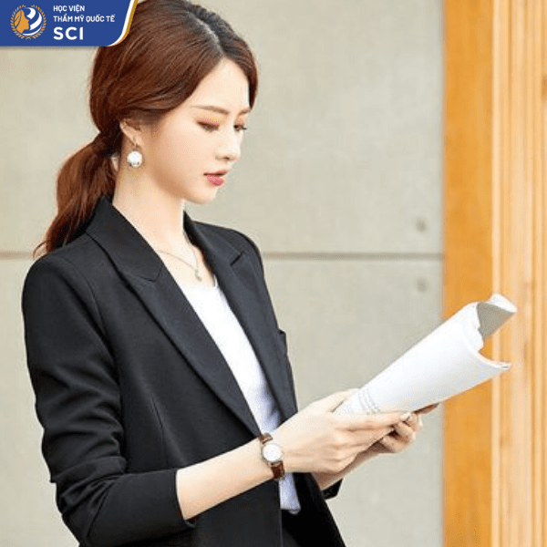 Buổi phỏng vấn thường khiến các bạn nữ băn khoăn khi lựa chọn phong cách trang điểm - hoidapnails.com