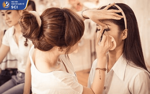 Makeup chính là nghề có mức lương cao mà hầu hết mọi cô gái đều yêu thích - hoidapnails.com