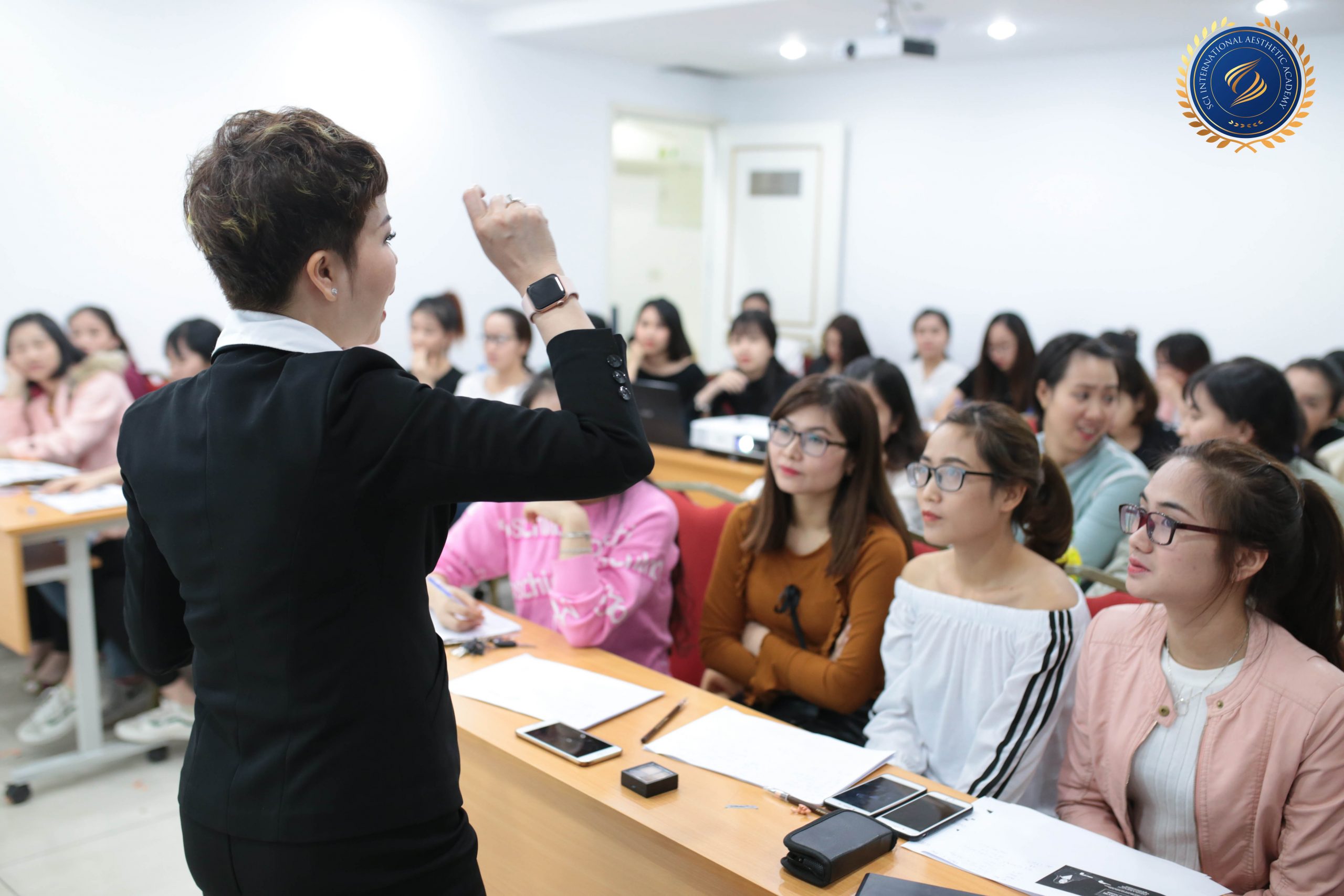 Học viện Thẩm mỹ SCI hiểu học viên Phun xăm của mình - hoidapnails.com