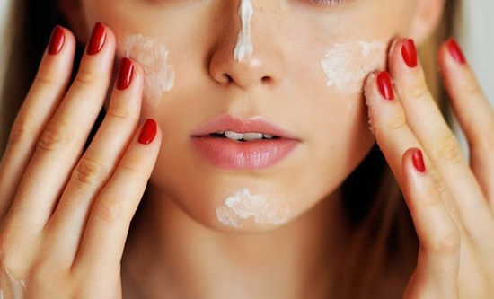 Dưỡng ẩm là một bước vô cùng quan trọng trong quy trình chăm sóc da dầu - hoidapnails.com