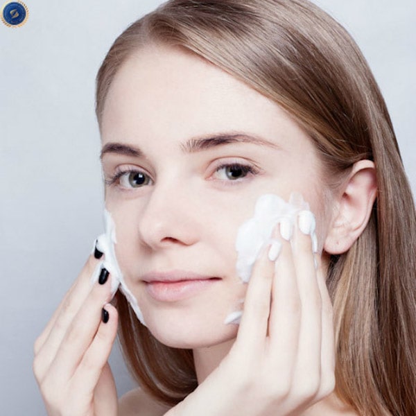 Rửa mặt là bước skincare đầu tiên để bắt đầu một buổi sáng đầy năng lượng - hoidapnails.com