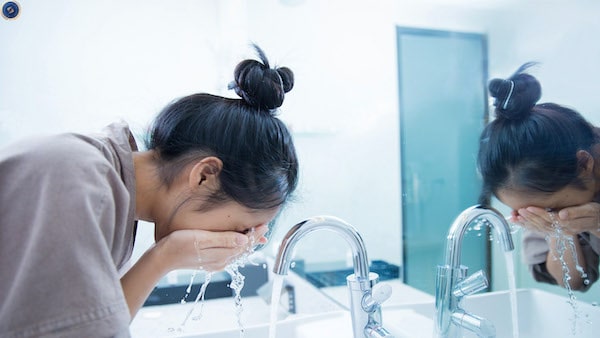 Rửa mặt với nước nóng là lỗi skincare khá phổ biến - hoidapnails.com