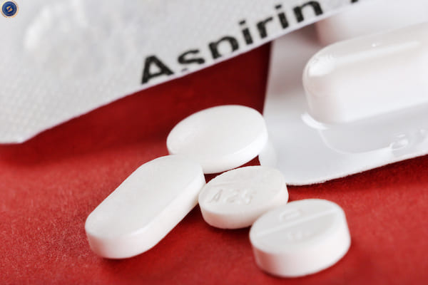 Sử dụng aspirin để trị mụn sưng đỏ - hoidapnails.com