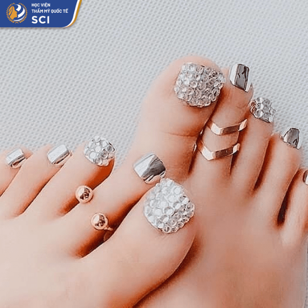 Nail đính đá kết hợp với tráng gương bạc khiến móng chân trông như những món trang sức đắt tiền - hoidapnails.com