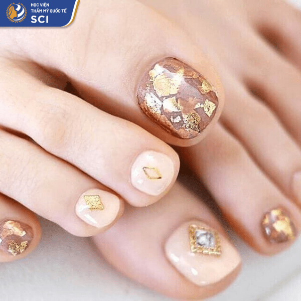 Thay vì mạ vàng thì những "mảng" foil vàng sẽ giúp bộ nail trông đặc biệt hơn đấy - hoidapnails.com