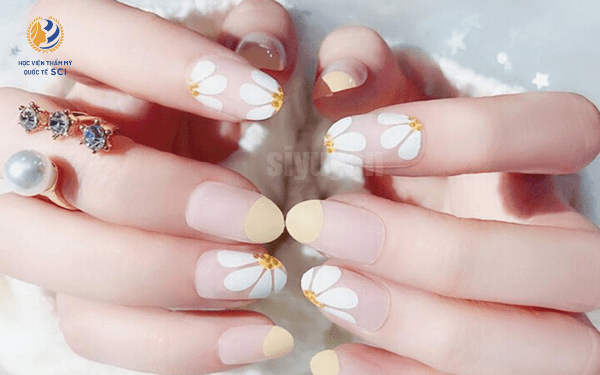 Nail hoa cúc sử dụng nền màu nude giúp ngón tay thon dài hơn - hoidapnails.com