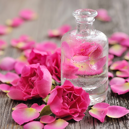 Nước hoa hồng là một trong những bước dưỡng da không thể thiếu trong quy trình chăm sóc da - hoidapnails.com