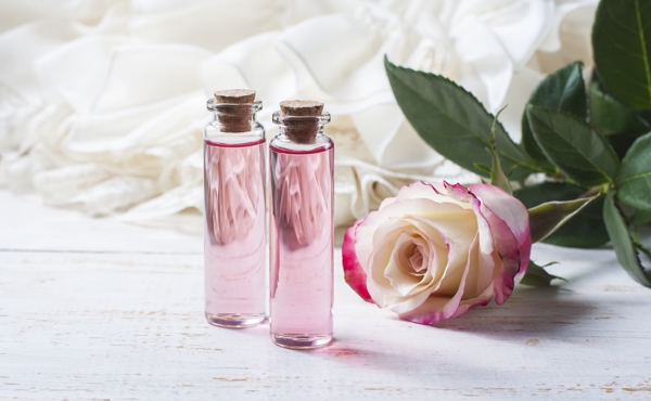 Người ta thường sử dụng nước hoa hồng sau khi rửa mặt và dùng toner sau nước hoa hồng - hoidapnails.com
