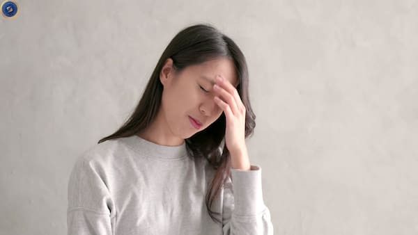 Căng thẳng, stress kéo dài có thể dẫn tới tình trạng mụn bọc ở cằm - hoidapnails.com