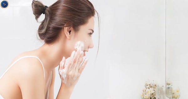 Các sản phẩm sữa rửa mặt gốc nước giúp làm sạch da khỏi bụi bẩn cùng cặn trang điểm còn sót lại sau khi tẩy trang - hoidapnails.com