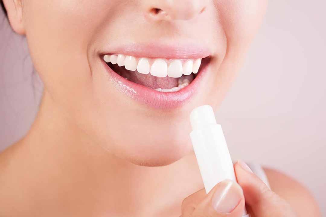 Xăm môi có dùng son được không? - hoidapnails.com