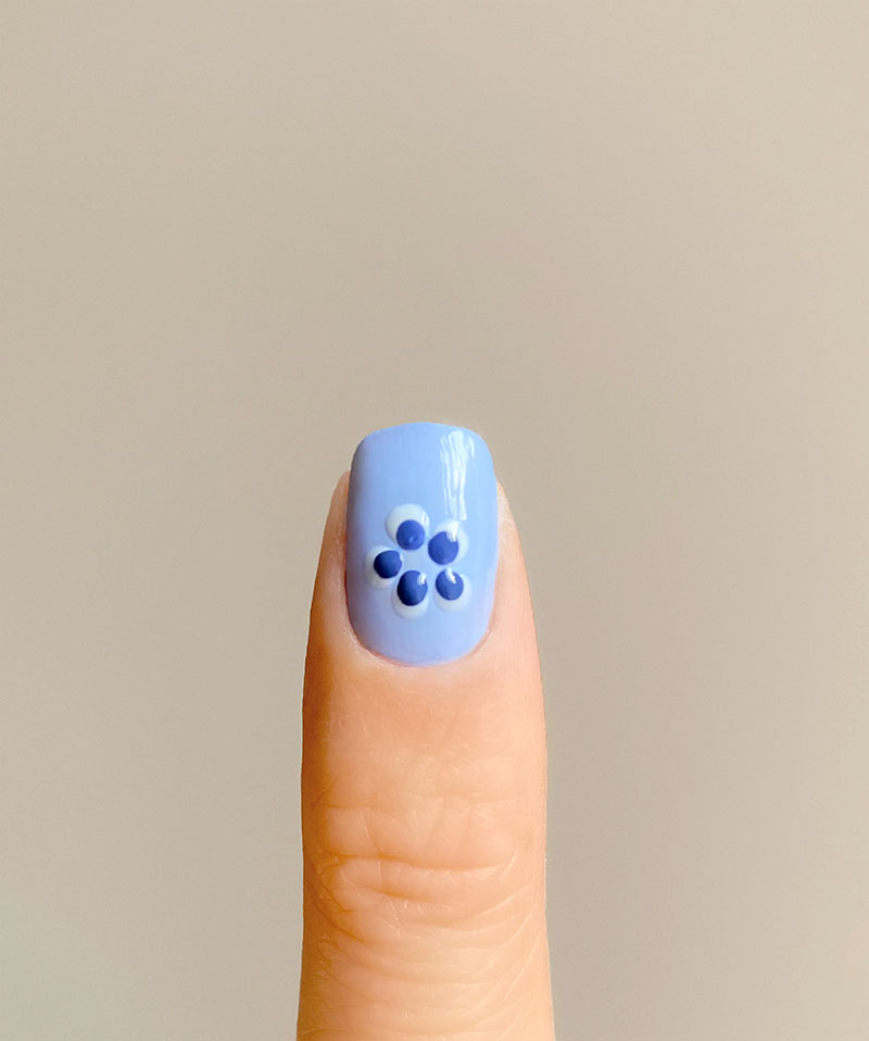 vẽ mẫu nail hoa màu xanh 