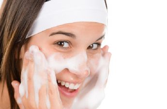 Sữa rửa mặt tạo bọt chăm sóc da mặt