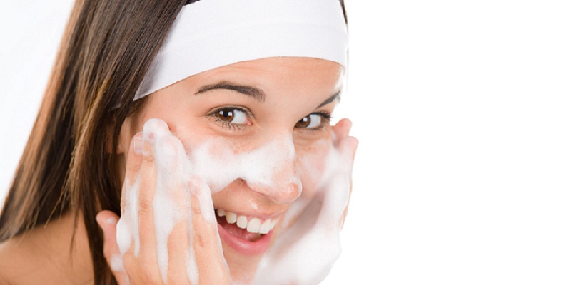 Sữa rửa mặt tạo bọt chăm sóc da mặt 